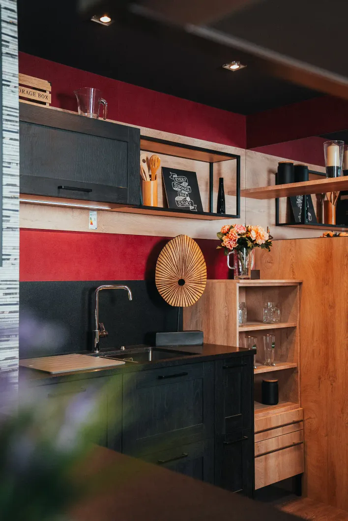Küche in Holzoptik mit kleiner Insel – Küchenreferenz von Knop Küchentrends in Neustadt in Holstein