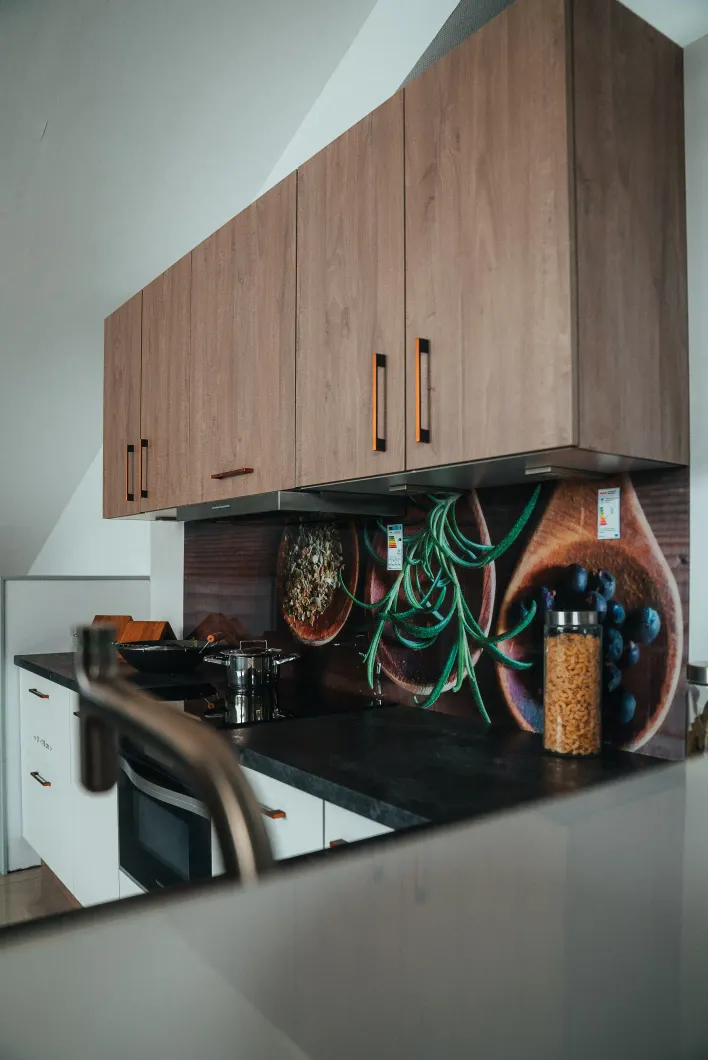 Moderne Küche mit Motivrückwand – Küchenreferenz von Knop Küchentrends in Neustadt in Holstein