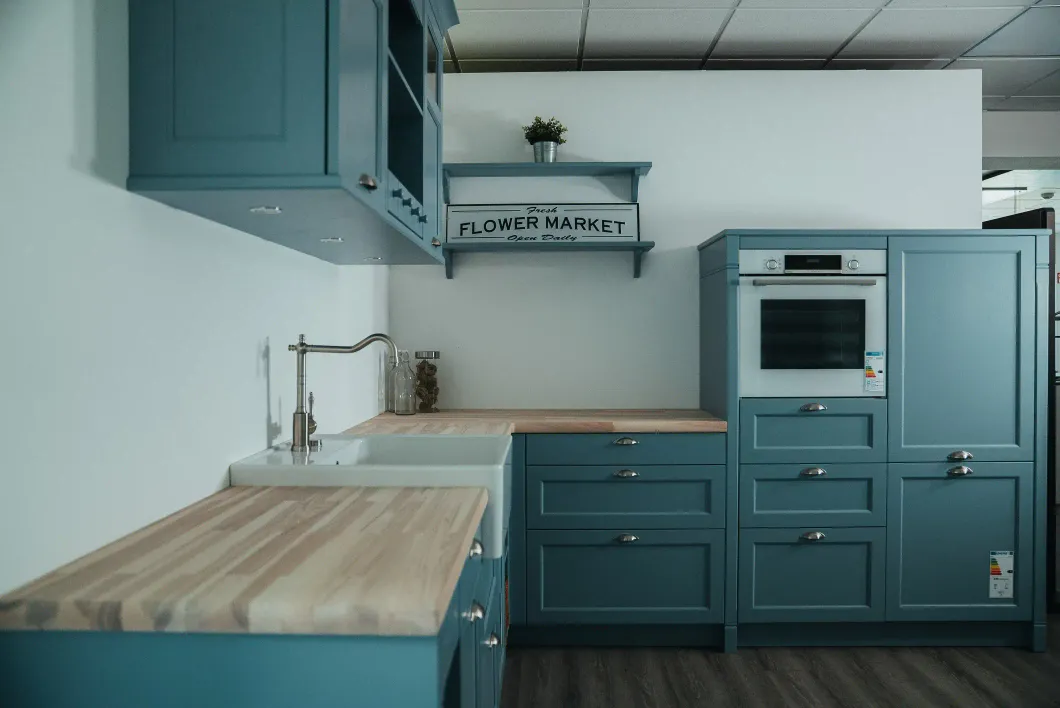 Moderne Landhausküche in Blau – Küchenreferenz von Knop Küchentrends in Neustadt in Holstein