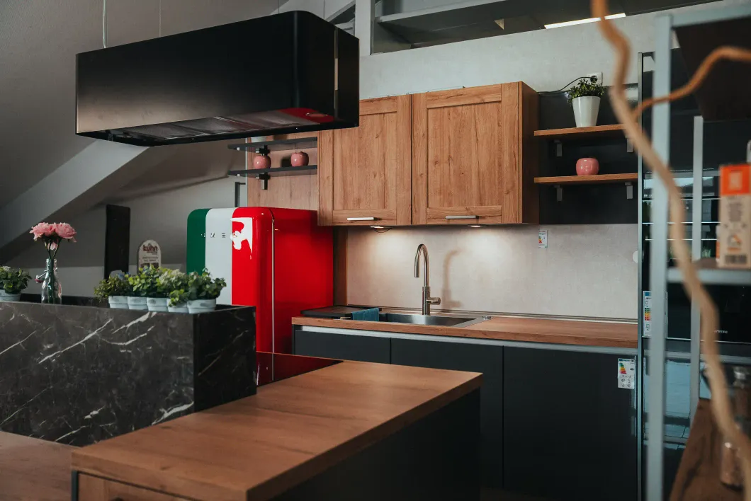 Inselküche mit Holzrahmenfront – Küchenreferenz von Knop Küchentrends in Neustadt in Holstein
