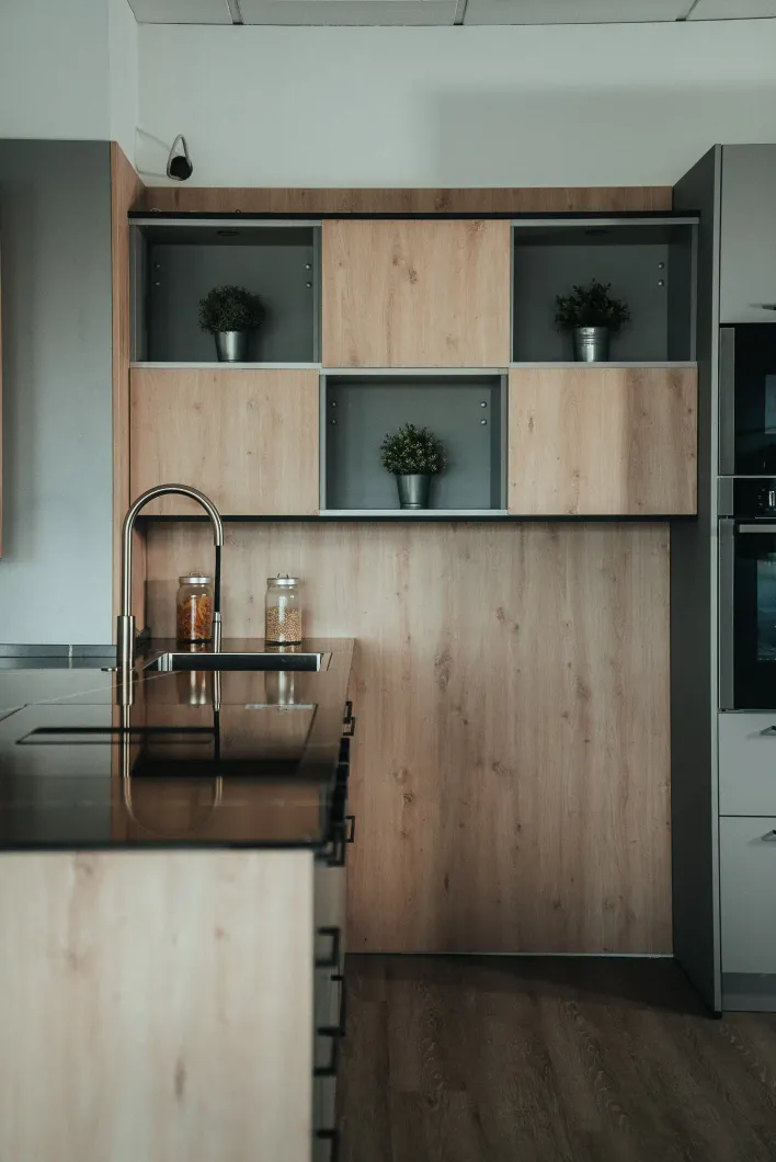 Inselküche in grau und Holzoptik – Küchenreferenz von Knop Küchentrends in Neustadt in Holstein