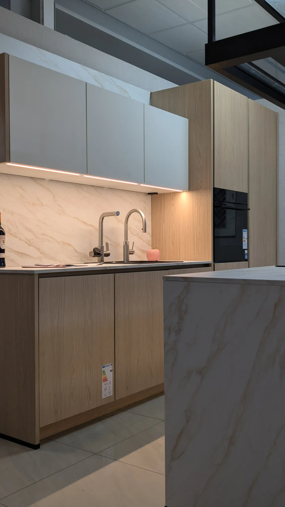Moderne Grifflos Küche in Marmor und Holz Optik – Küchenreferenz von Knop Küchentrends in Neustadt in Holstein