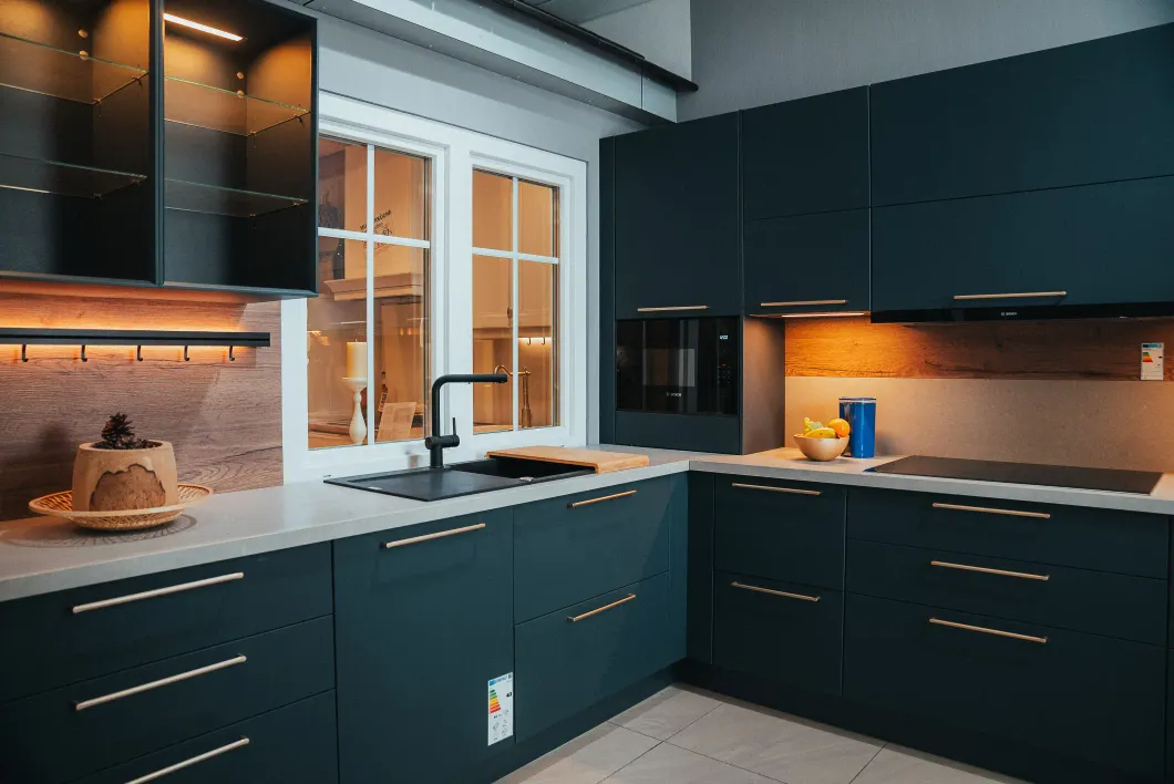 Moderne Küche in Dunkelblau – Küchenreferenz von Knop Küchentrends in Neustadt in Holstein