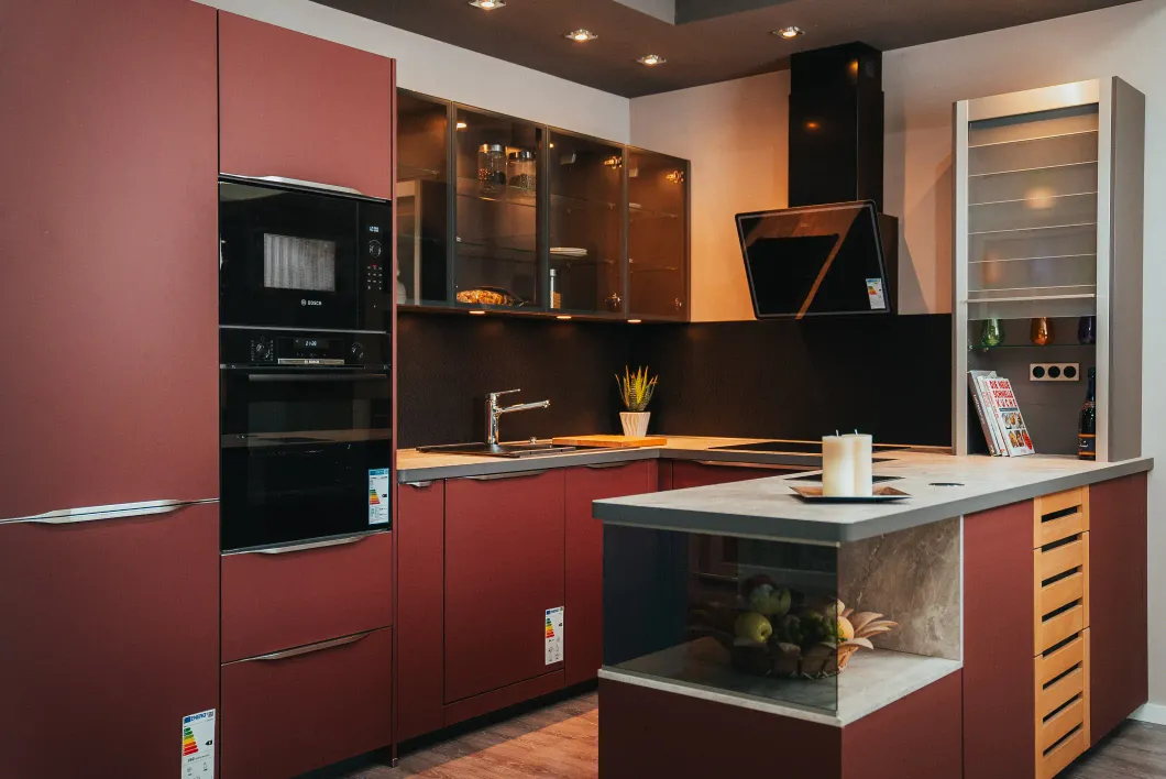 Moderne Küche in Dunkelrot – Küchenreferenz von Knop Küchentrends in Neustadt in Holstein