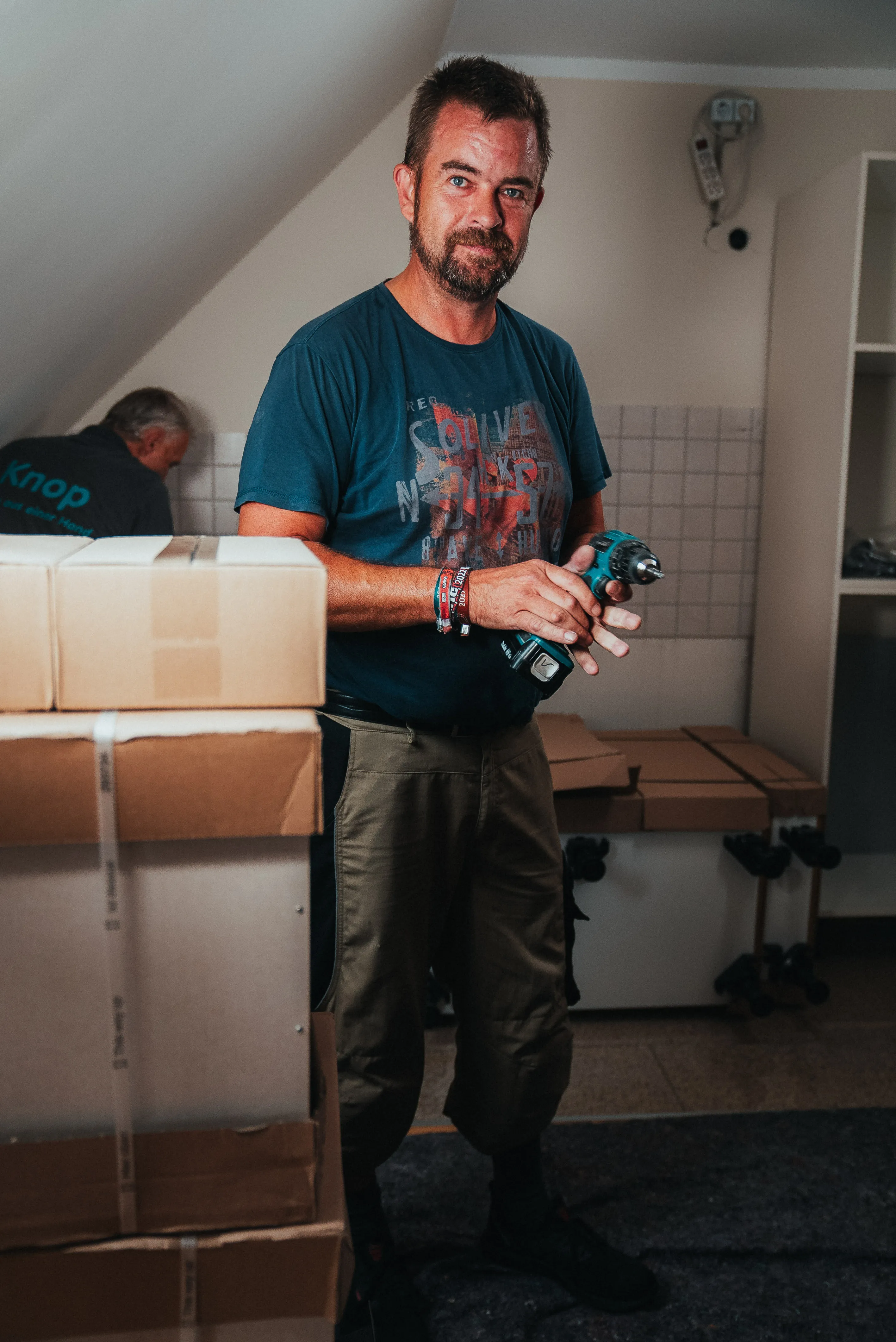 Ein Bild von zwei Handwerkern, die eine Küche montieren.
